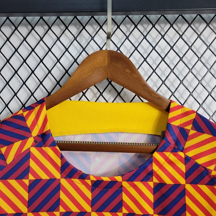 Maillot d'entraînement Barcelone FC 2023 2024 Le 12-ème, maillot de football avec logo et design sportif visible.