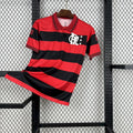 Maillot Flamengo 95-96 Le 12 en tissu rouge avec logo et détails jaunes, vue de face sur un fond neutre.