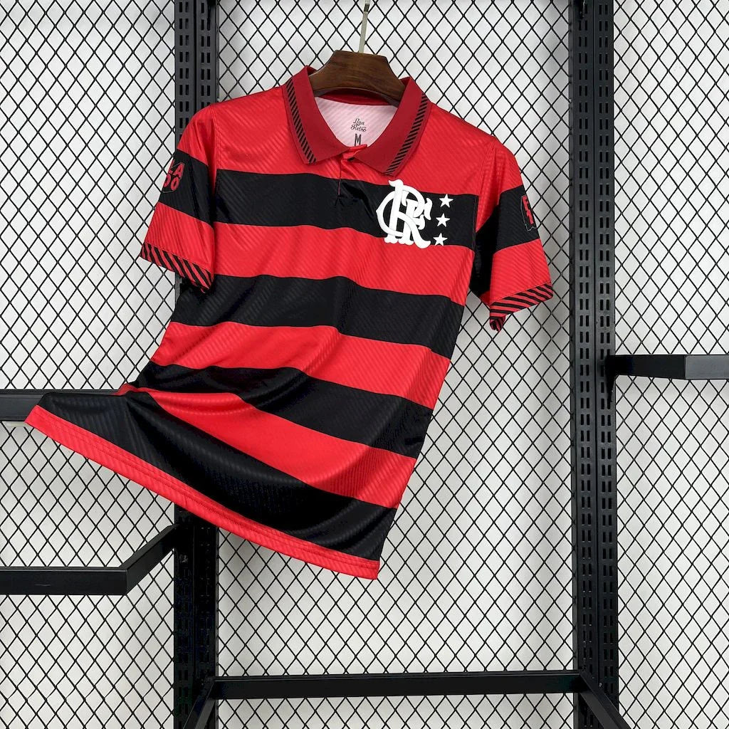 Maillot Flamengo 95-96 Le 12 en tissu rouge avec logo et détails jaunes, vue de face sur un fond neutre.