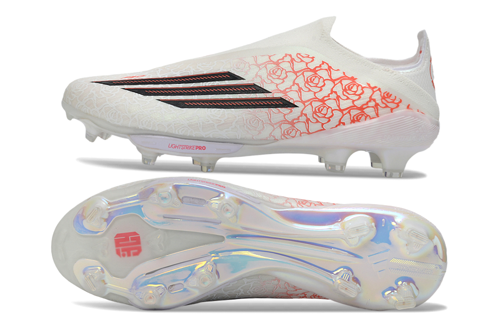 Crampons adidas F50+.1 pour football, avec pointes en métal et semelle en caoutchouc, visibles sur l'image.