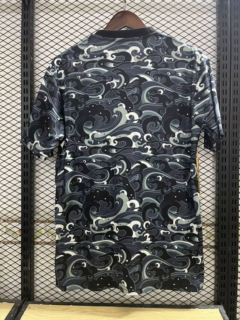 Maillot de football 24/25 Japon noir Le 12 -ème Maillot, design spécial avec logo et détails visibles sur l'image.