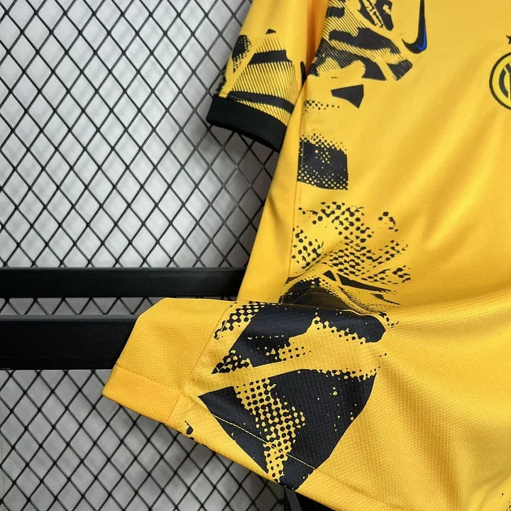 Maillot third de l'Inter Milan 2024/25 Le 12-ème Maillot, maillot de football noir avec logo de l'Inter Milan et détails en bleu.