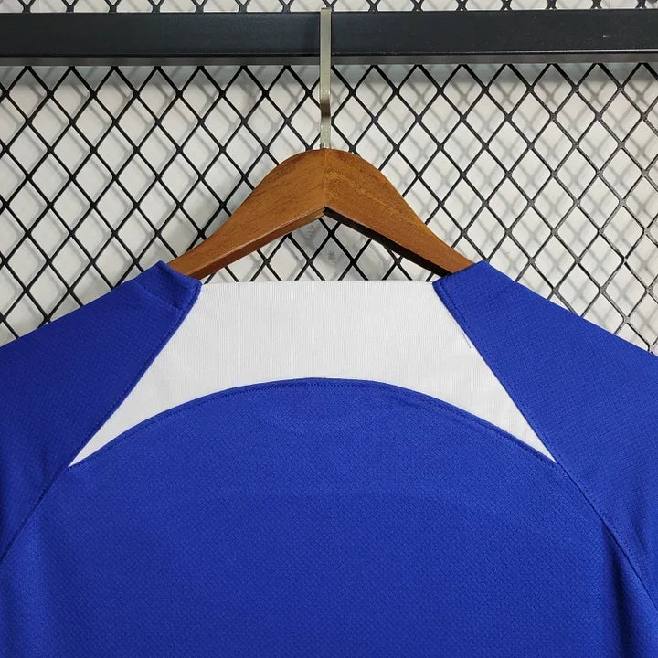 Maillot domicile Chelsea saison 2023-2024 Le 12 -ème Maillot, vue de face, avec logo et design officiel.