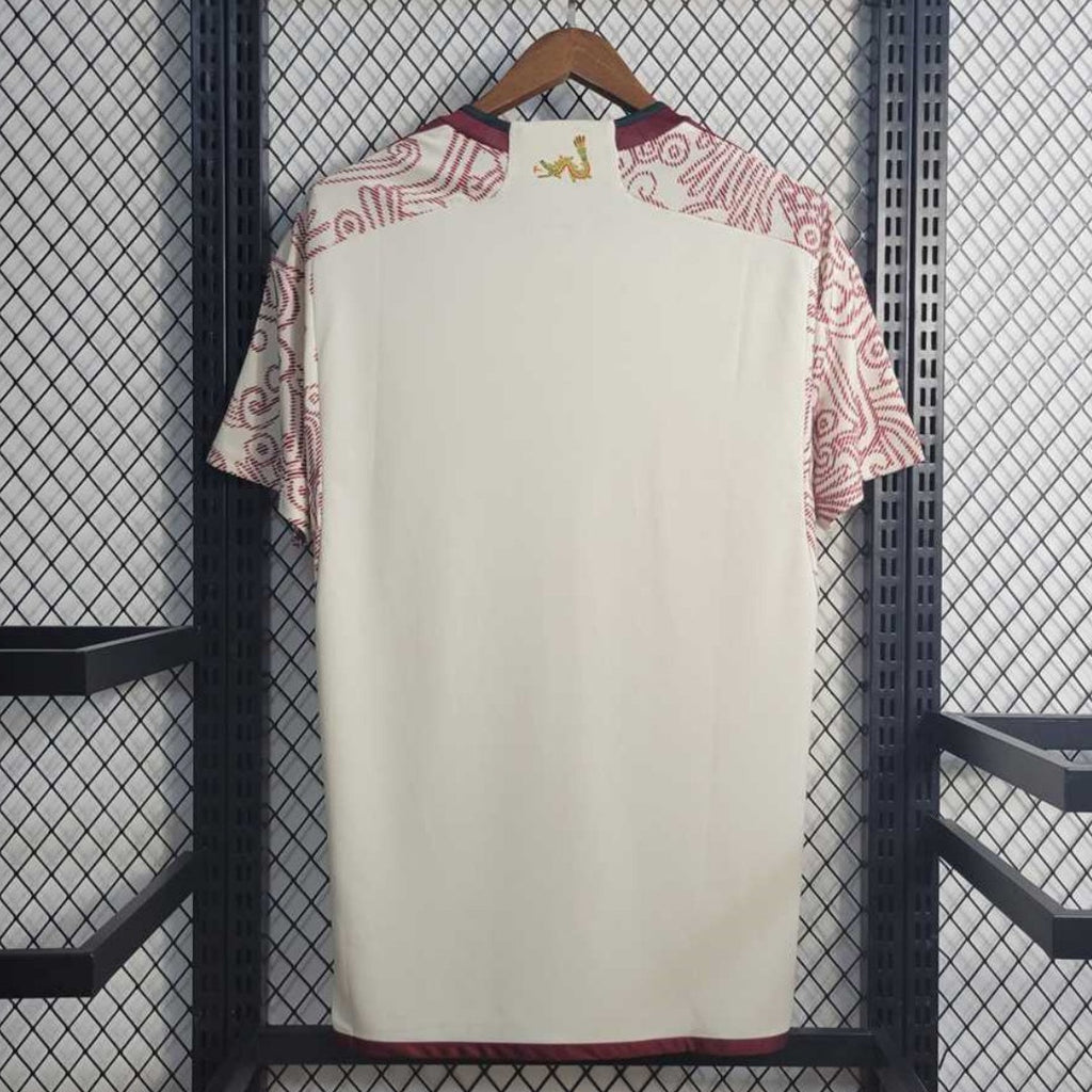Maillot extérieur Mexique 2022 Le 12, maillot de football aux couleurs vertes, blanches et rouges, porté par un joueur.