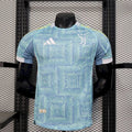 Maillot Juventus concept bleu de la marque Le 12 -ème Maillot, vue de face avec logo et design bleu distinctif.