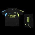 Ensemble Arsenal de Le 12 -ème Maillot, maillot de football bleu avec le logo du club, porté par un modèle.