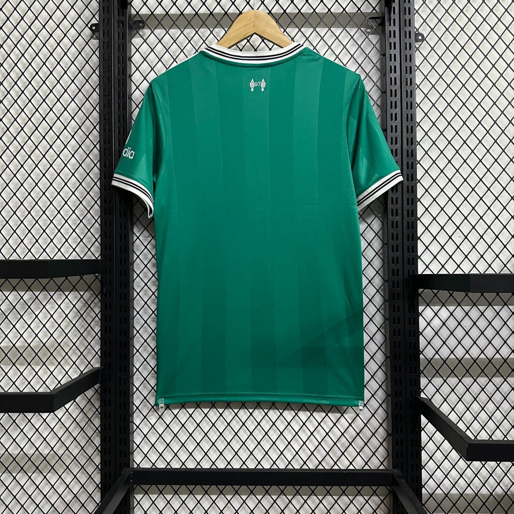 Maillot Liverpool Third 25/26 Le 12 -ème Maillot, maillot de football rouge avec logo et détails de l'équipe.