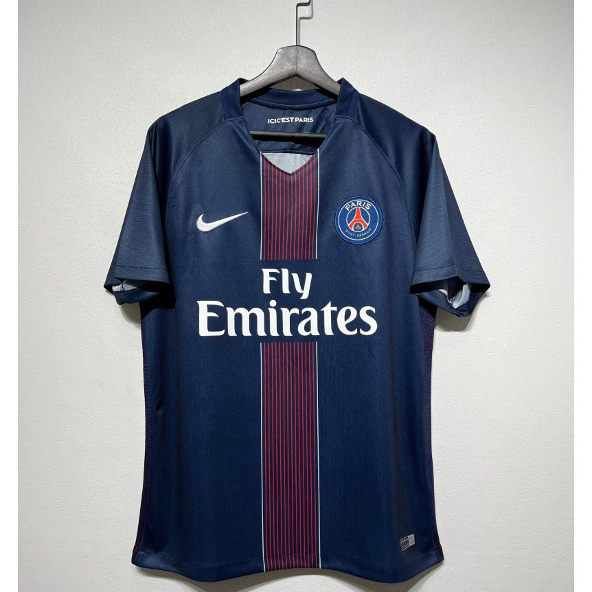 Maillot domicile rétro PSG 2016-2017 Le 12 -ème Maillot, maillot de football avec logo et design vintage sur fond blanc.