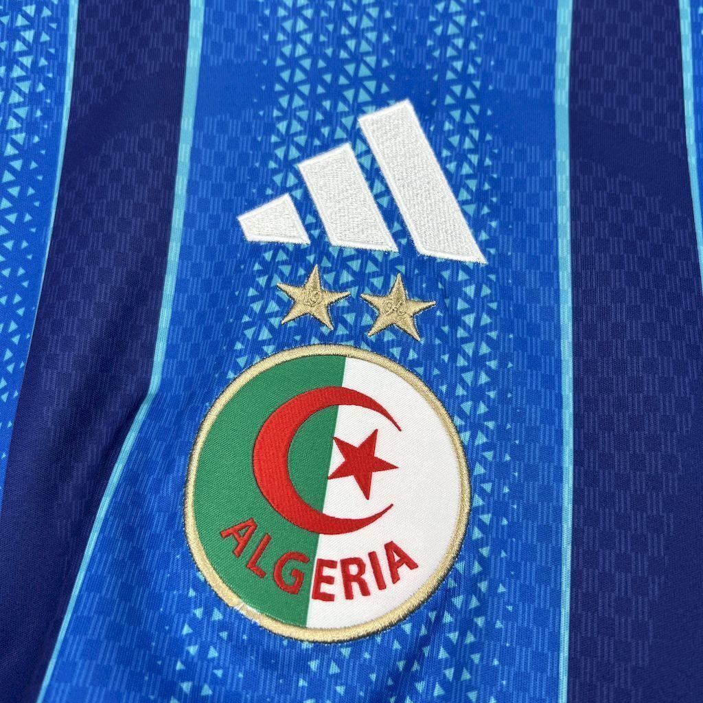 Maillot Algérie concept 2026 de Le 12, vue de face, avec design moderne, couleurs vertes et blanches, logo de l'équipe nationale.