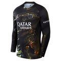 Maillot PSG Night Edition Stadium à manches longues, marque Le 12-ème Maillot, en tissu bleu avec logos et détails blancs.