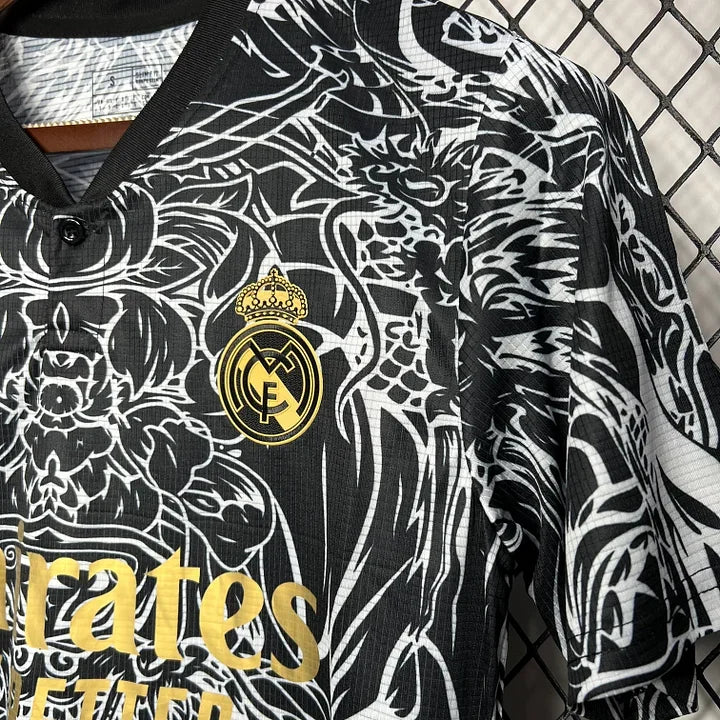 Maillot de football Real Madrid 2024-2025 Le 12 -ème Maillot, vue de face avec logo et design classique.