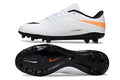 Crampons Hypervenom Phantom de Le 12 -ème Maillot, vue en gros plan, avec pointes en métal pour football.