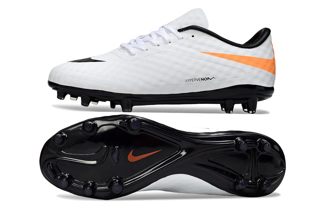 Crampons Hypervenom Phantom de Le 12 -ème Maillot, vue en gros plan, avec pointes en métal pour football.