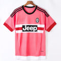 Maillot extérieur rétro Juventus 2015-2016 Le 12ème Maillot, maillot de football Juventus avec logo et design classique.