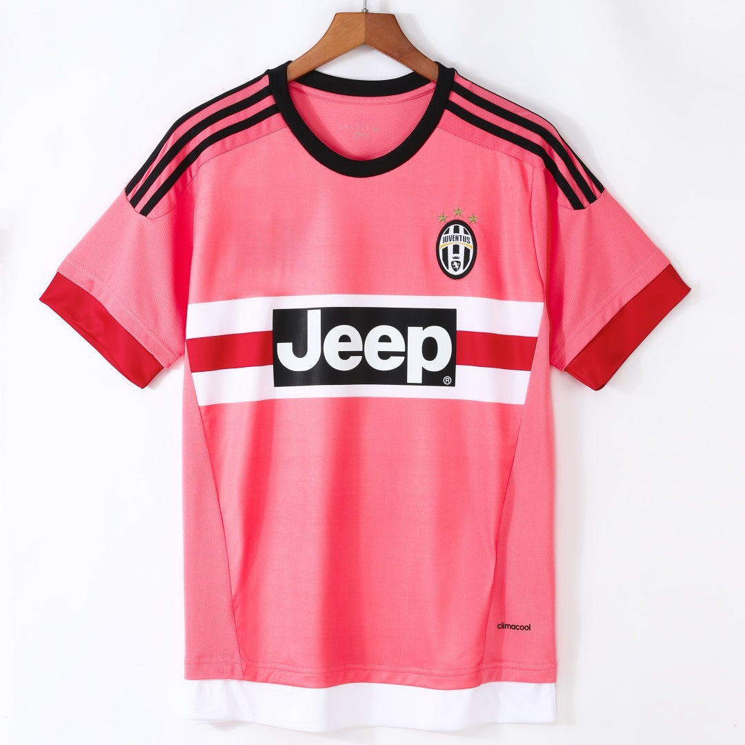 Maillot extérieur rétro Juventus 2015-2016 Le 12ème Maillot, maillot de football Juventus avec logo et design classique.