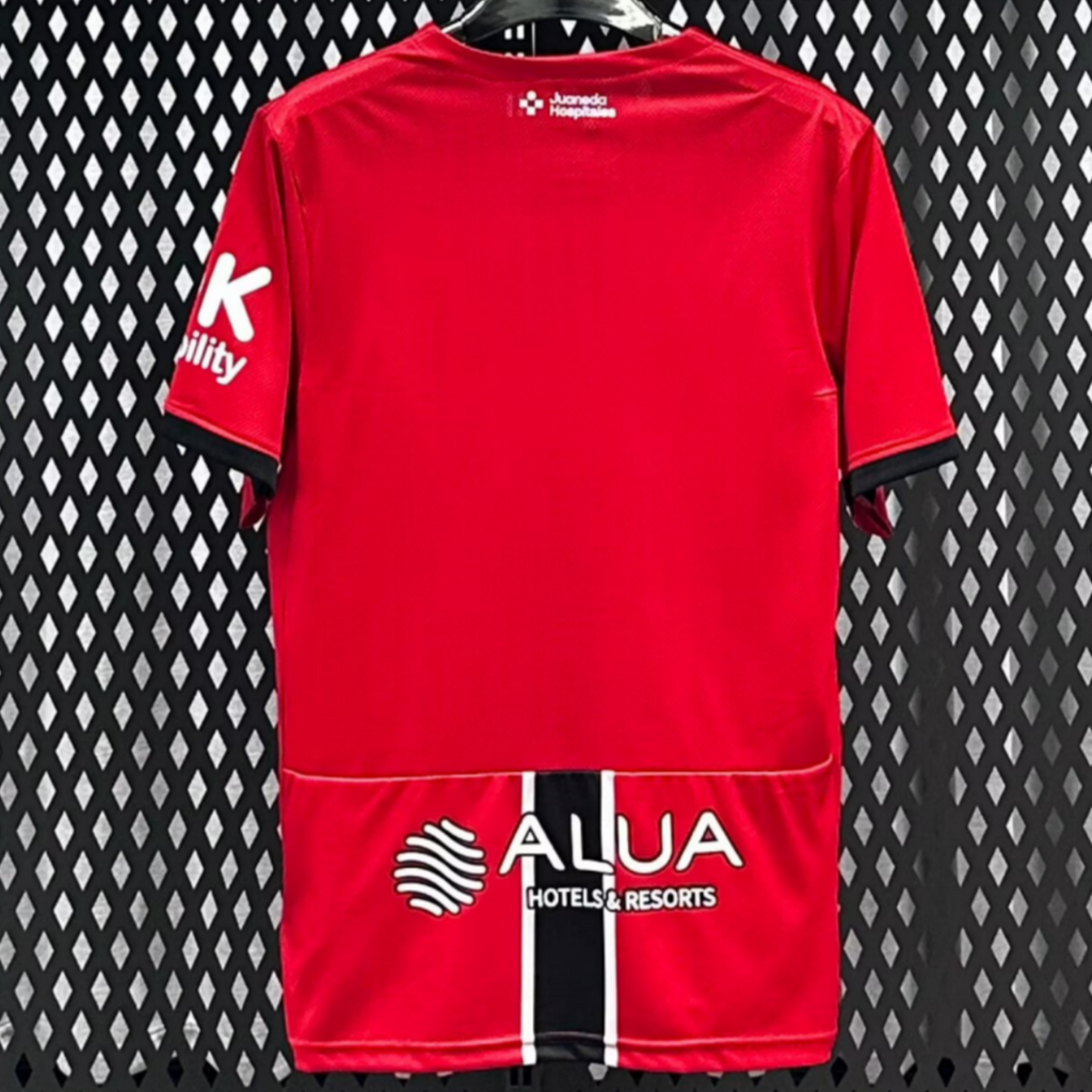 Maillot de football domicile Mallorca 25/26 de la marque Le 12 -ème Maillot, vue de face avec logo et détails du maillot