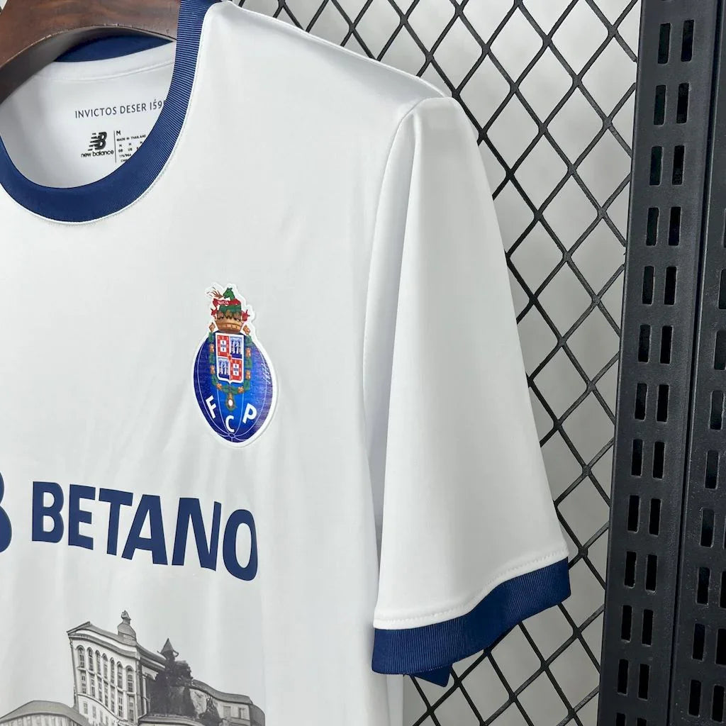 Maillot Porto Away 2025/26 de Le 12 -ème Maillot, maillot de football avec design en bleu et blanc, vue de face.