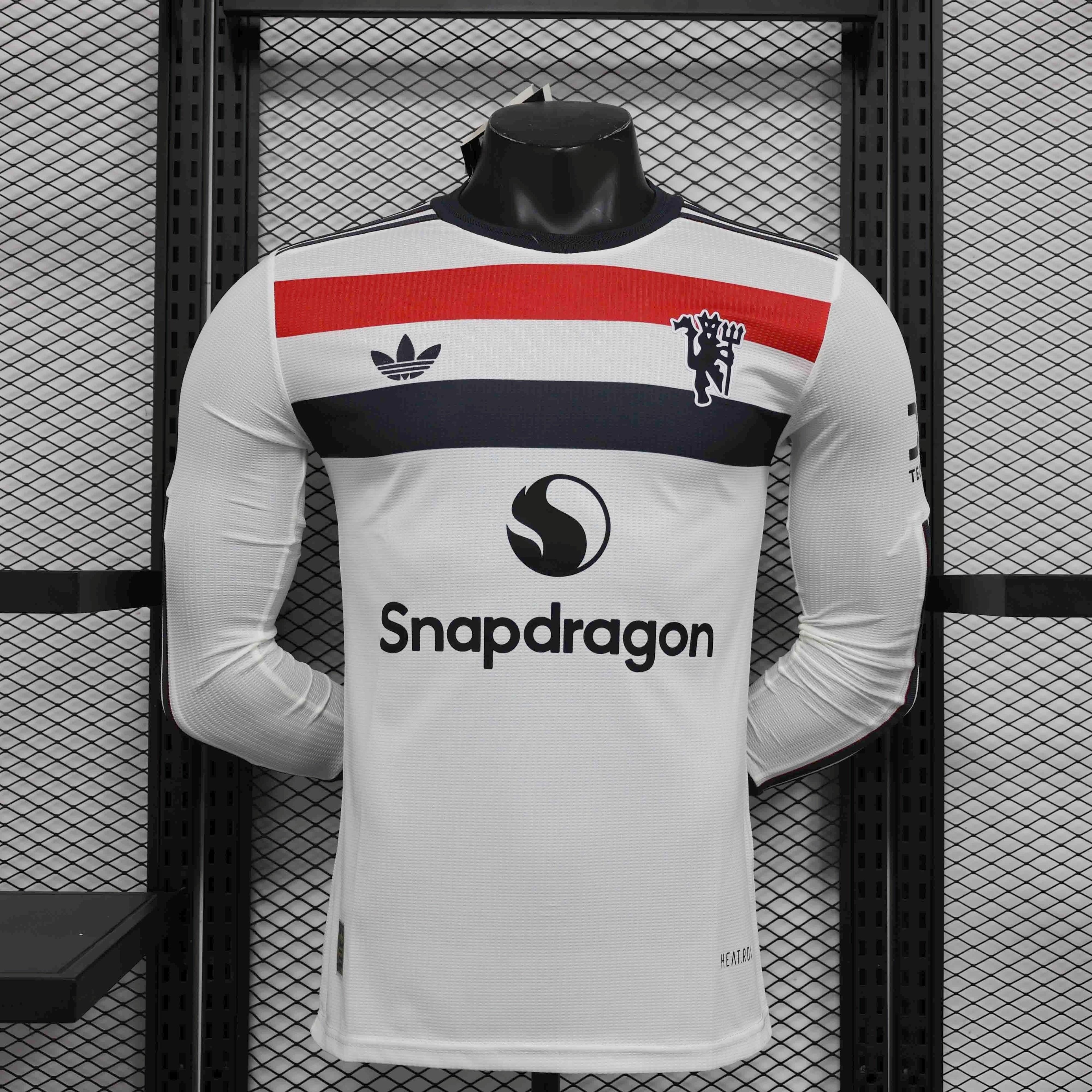 Maillot Manchester United manches longues 2024-25, Le 12 -ème Maillot, vue de face avec logo et détails du design noir et rouge