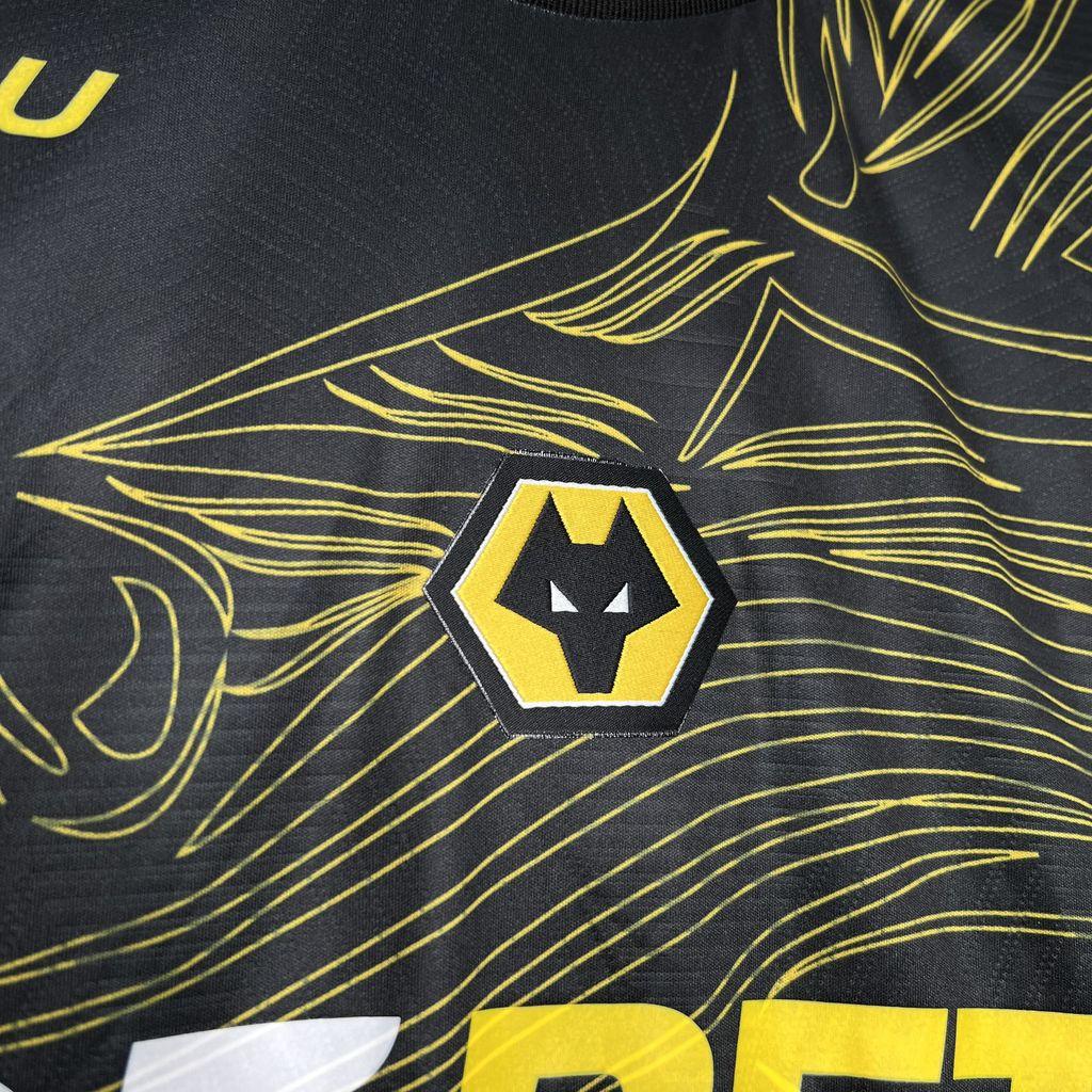 Maillot extérieur Wolves 2024-25 de Le 12 -ème, vue de face avec logo et détails du maillot de football.