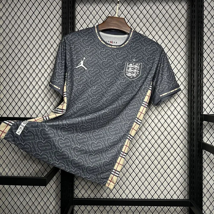 Maillot de football Angleterre Le 12 -ème Maillot, concept Burberry 2024-2025, design avec motifs et logo de l'équipe.
