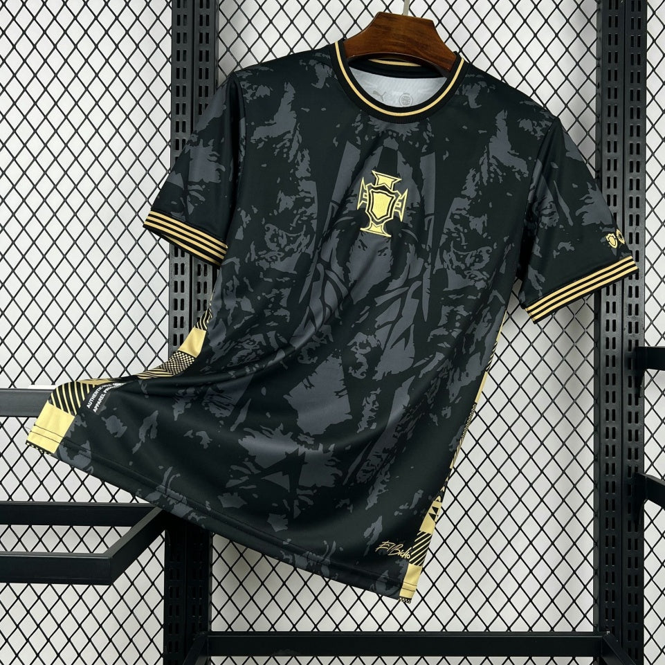 Maillot Portugal Spécial black pour enfants 25/26 ans, marque Le 12 -ème Maillot, vue de face avec logo Portugal.