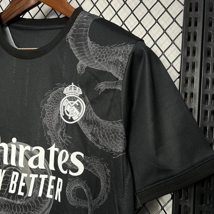 Maillot de football Real Madrid 2024-2025 noir, marque Le 12 -ème Maillot, vue front avec logo et détails du maillot