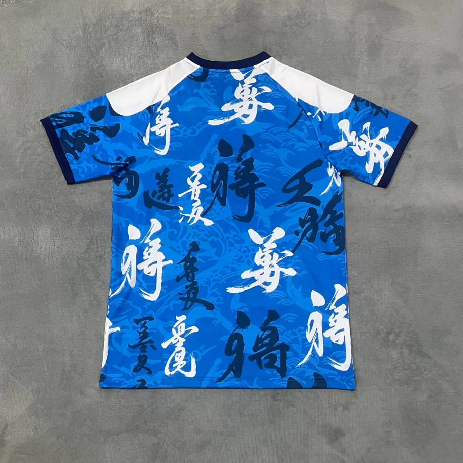 Maillot bleu pour enfants 25/26 ans, marque Le 12 -ème Maillot, style japonais, visible en gros plan.