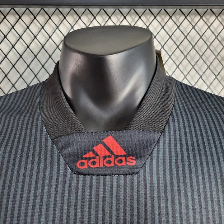 Maillot Manchester United Le 12 -ème Maillot 2023 2024, maillot de football rouge avec logo du club et détails de la saison.