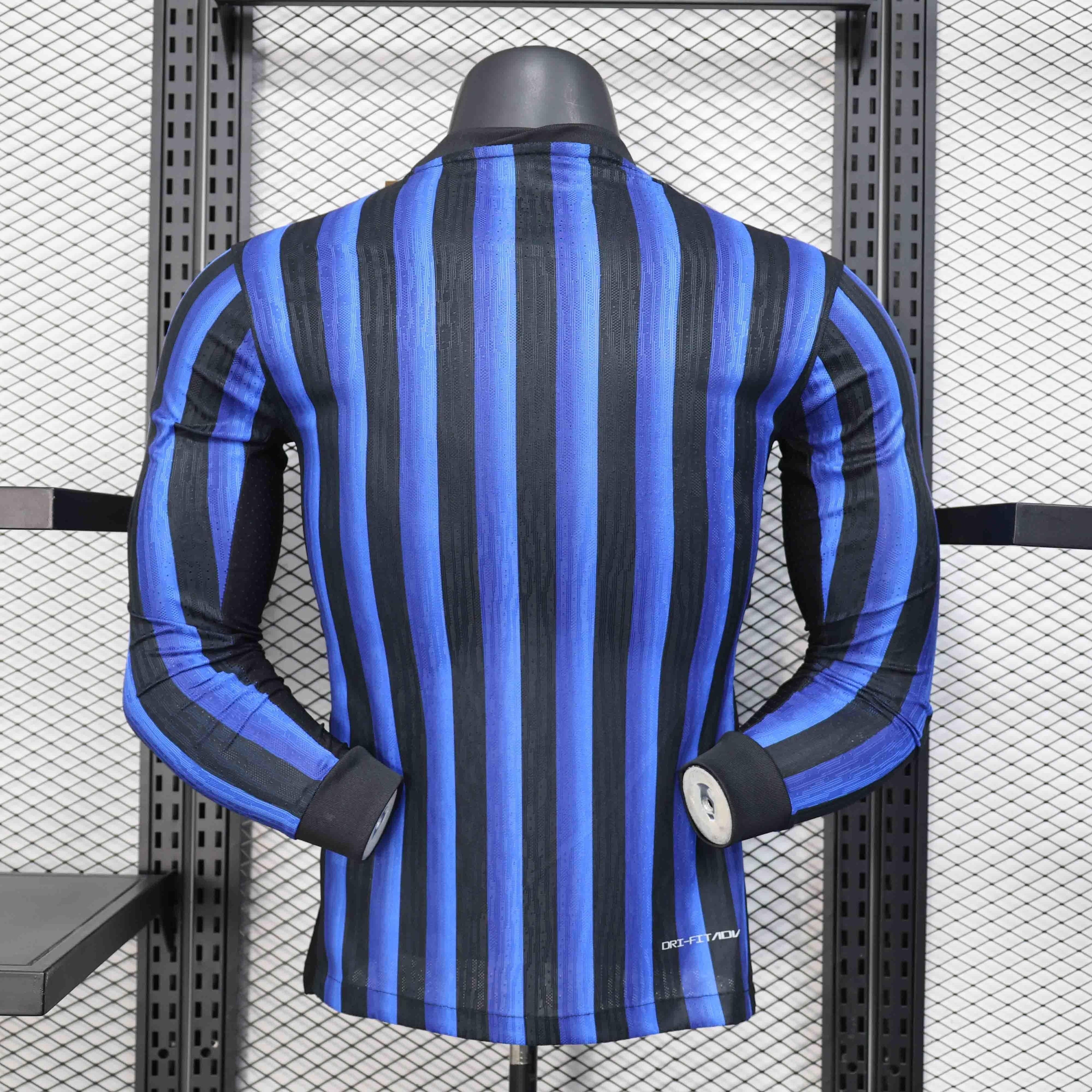 Maillot à manches longues de l'Inter Milan 2025-26, marque Le 12 -ème Maillot, vue de face, design bleu et noir, logo du club visible