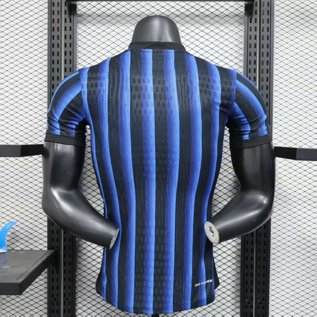 Maillot domicile de football Inter Milan 25/26, modèle avec logo Le 12 -ème Maillot, vue avant du maillot de joueur.