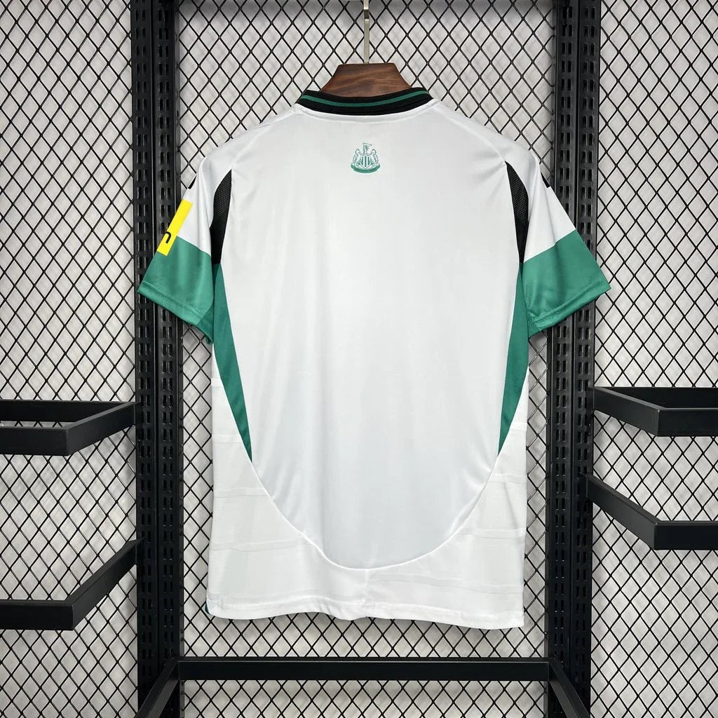 Maillot Newcastle 2024-25 de la marque Le 12 -ème Maillot, vue de face, avec logo et détails du design.