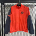 Veste coupe-vent réversible Bayern Munich Le 12 -ème Maillot, couleur noire et rouge, avec logo du club visible.