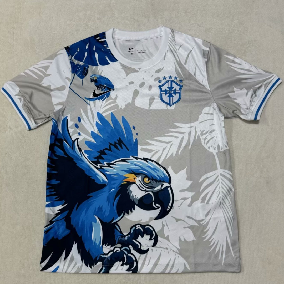 Maillot de football Brésil 25/26 Le 12 -ème Maillot avec motif d'oiseau blanc, vue front sur le maillot blanc et vert.