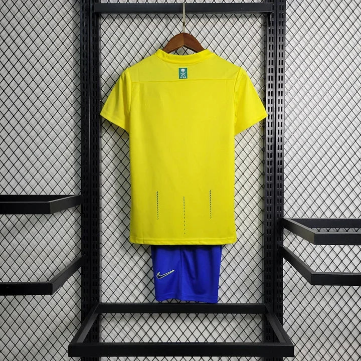 Kit enfant Al Nassr de Le 12 -ème Maillot, maillot de football jaune et vert avec logo du club, vue de face.