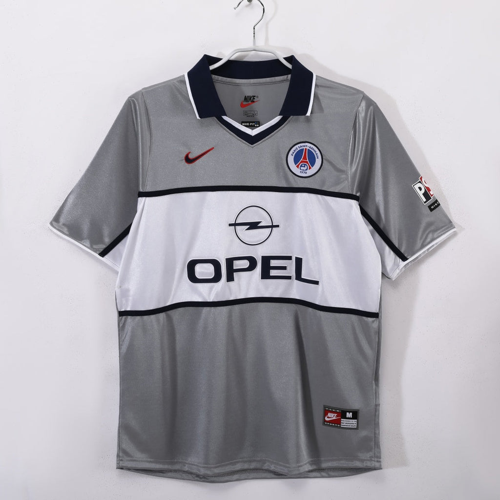 Maillot extérieur rétro du PSG 2001-2002, marque Le 12-ème Maillot, veste de football bleu avec logo et détails vintage.
