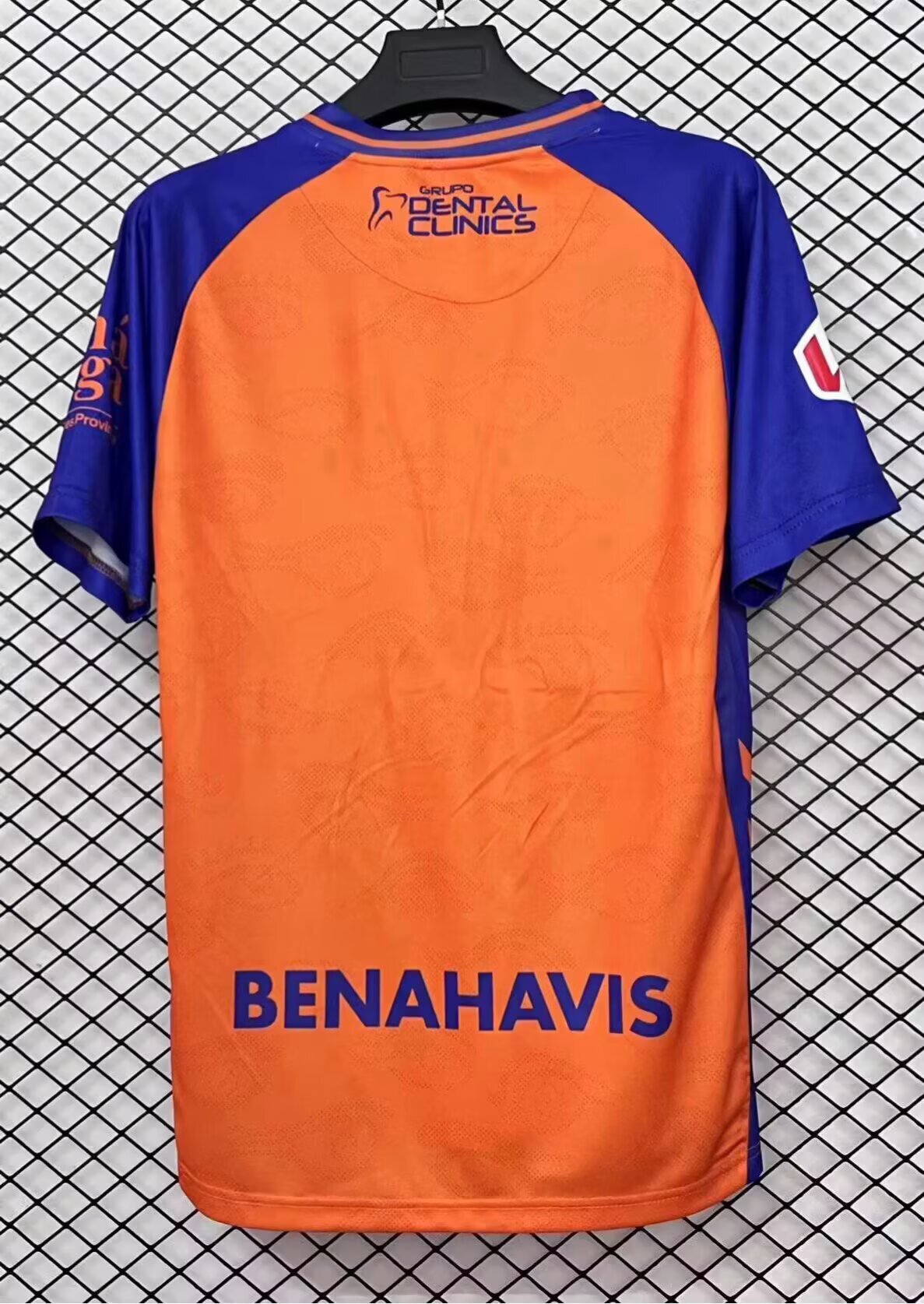 Maillot extérieur 25/26 Malaga Le 12 -ème Maillot, maillot de football avec couleurs orange et bleu, vue de face.