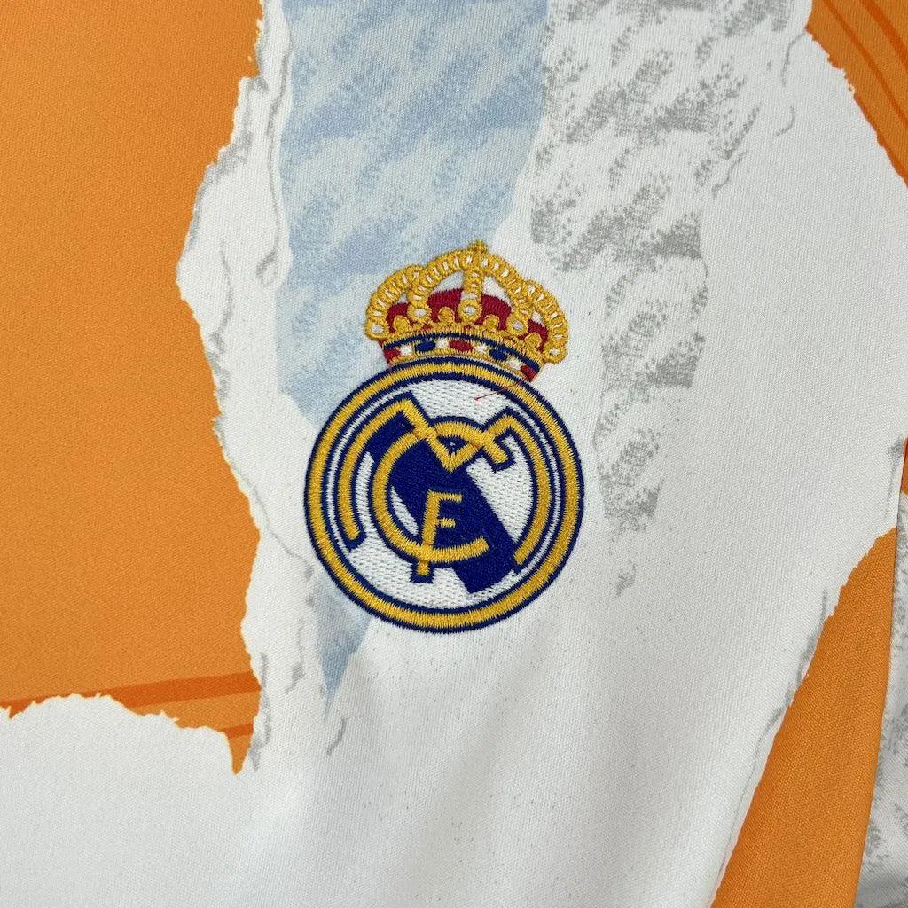 Maillot 24-25 Real Madrid Le 12-ème Maillot, maillot de football blanc avec logo du club et numéros.