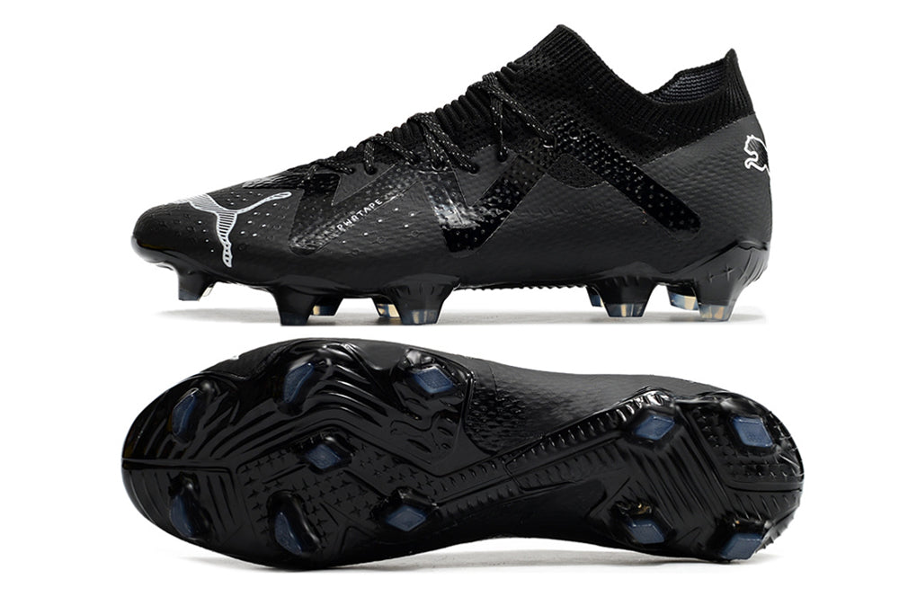 Crampons Ultra Ultimate FG de Le 12 -ème Maillot, fixation robuste pour chaussures de football en action.