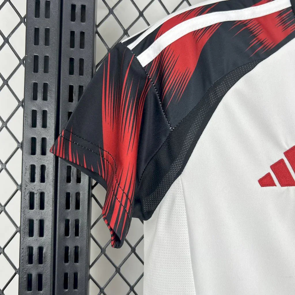 Maillot extérieur féminin Flamengo 2025-26 Le 12, maillot de football avec logo et design officiel, vue de face.