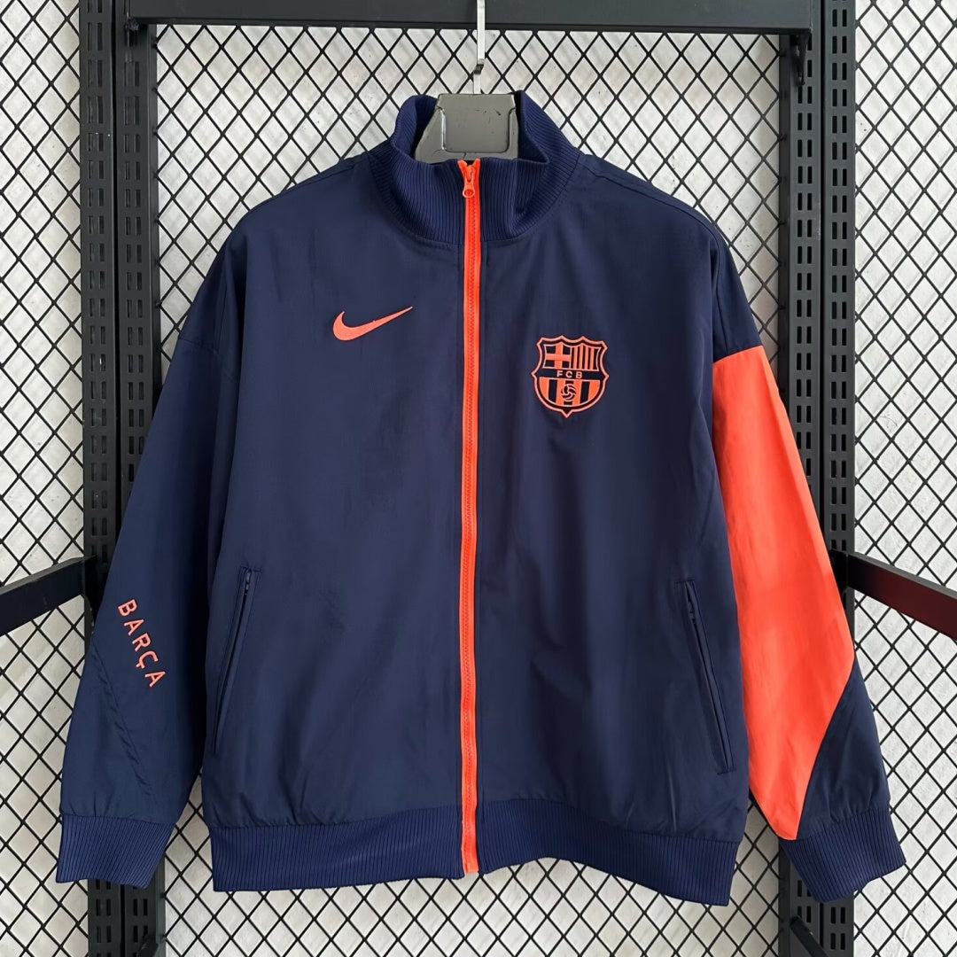Veste coupe-vent réversible AC Milan Le 12 -ème Maillot, logo et détails visibles, tissu léger et pratique pour le sport.