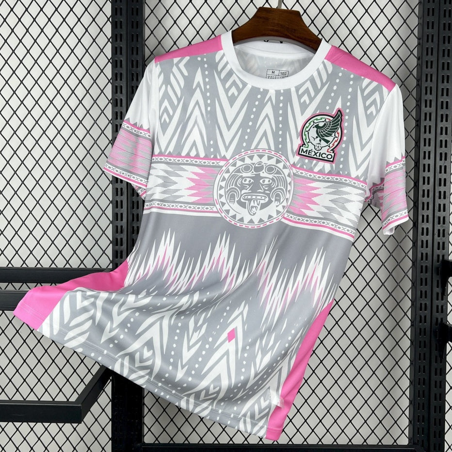 Maillot Mexique 25/26 Le 12ème Maillot, rose, manches courtes, logo et détails sportifs visibles sur ce maillot de football.