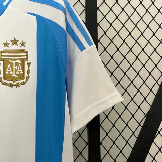 Maillot de football domicile Argentine 2024-2025 de la marque Le 12-ème Maillot, vue de face, détails du design officiel.