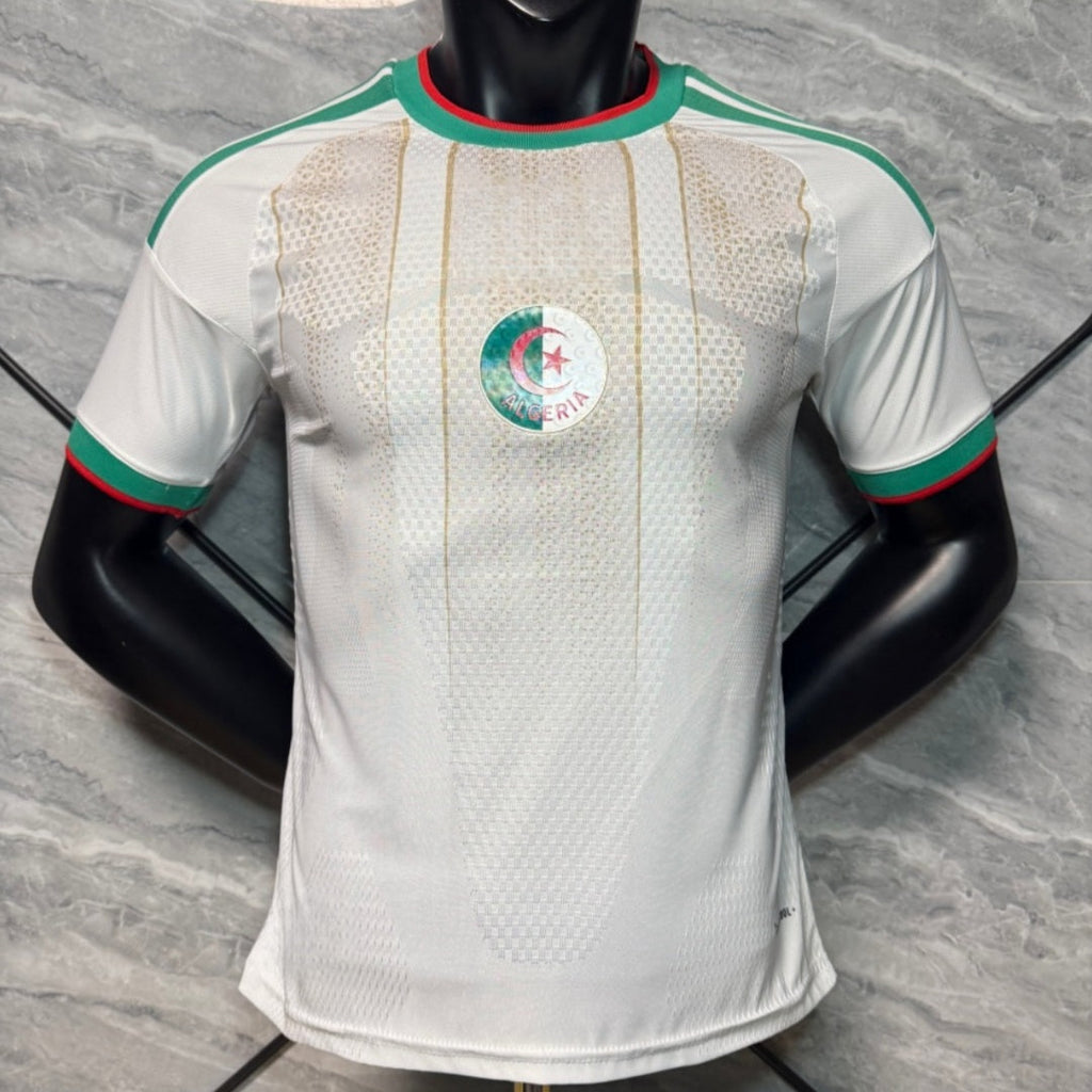 Maillot domicile 25/26 de l'Algérie, modèle Le 12 -ème Maillot, porté par un joueur, avec les couleurs traditionnelles vert et blanc