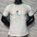 Maillot domicile 25/26 de l'Algérie, modèle Le 12 -ème Maillot, porté par un joueur, avec les couleurs traditionnelles vert et blanc