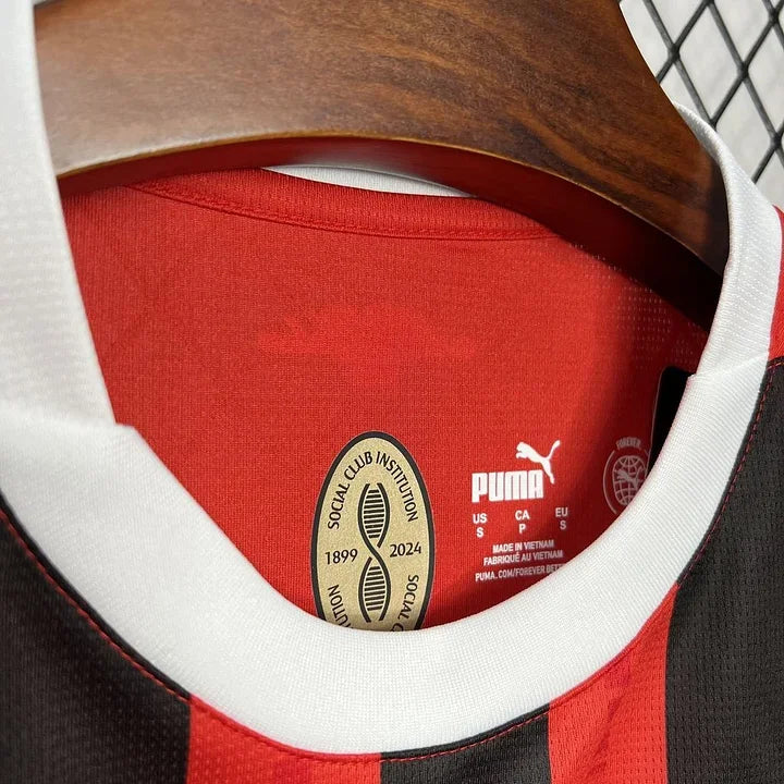 Maillot de football AC Milan 2024/25 Le 12 -ème Maillot, maillot rouge et noir avec logo du club.