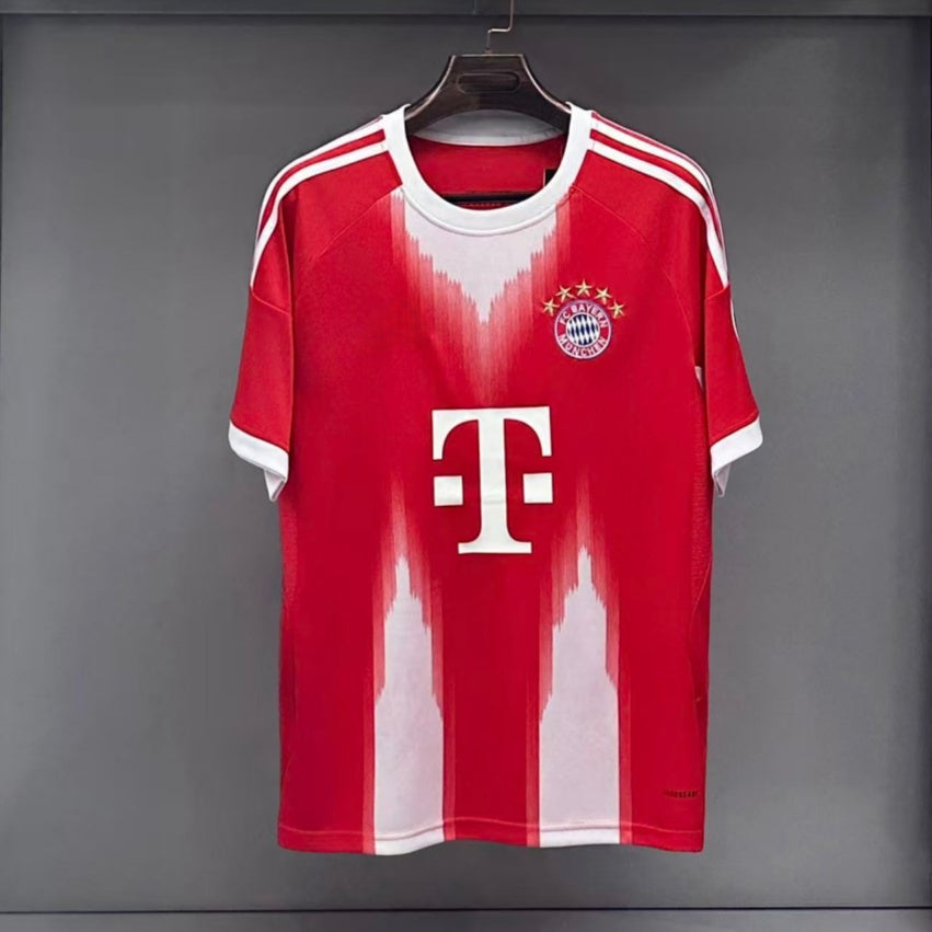 Maillot domicile Bayern Munich 25/26 de Le 12-ème Maillot, maillot de football avec couleurs rouges et blanches, vue frontale