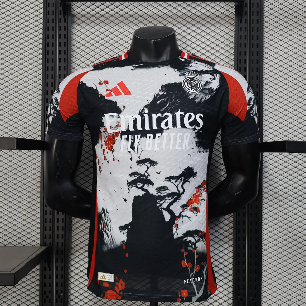 Maillot de football Real Madrid concept 2025-2026, manches blanches avec logo Le 12 -ème Maillot, fond blanc.