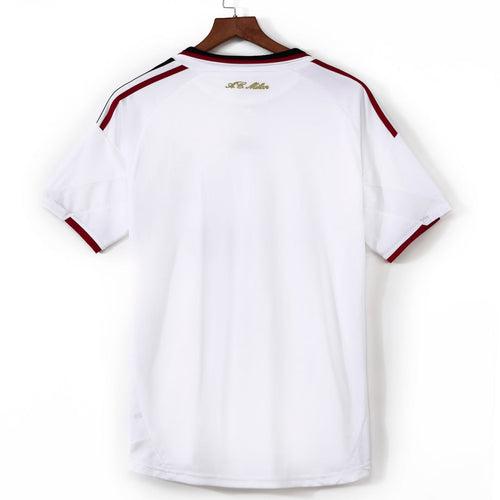 Maillot extérieur rétro de l'AC Milan 2009-2010, signé Le 12 -ème Maillot, montrant le design classique de l'équipe.