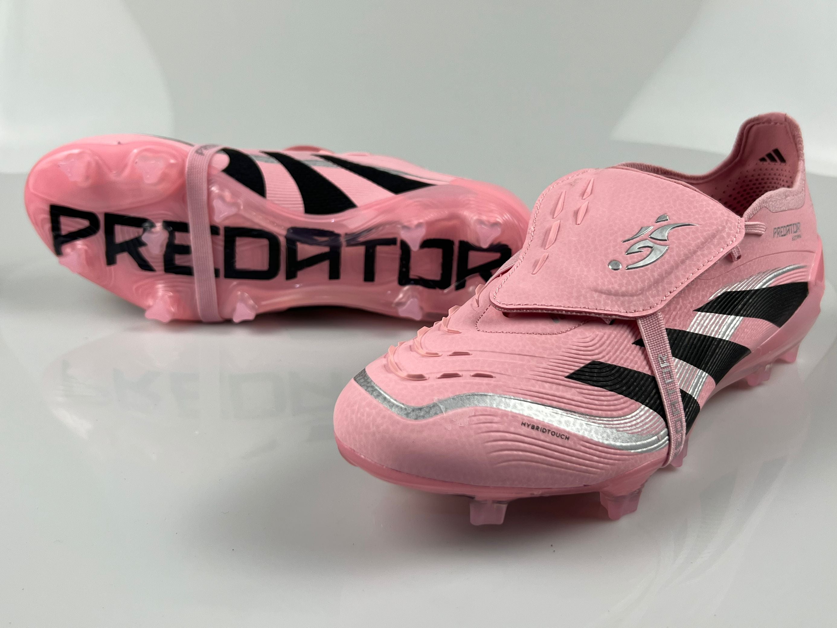 Crampons Le 12 -ème Maillot Predator Accuracy FG pour chaussures de football, vue de dessus montrant les pointes en acier.