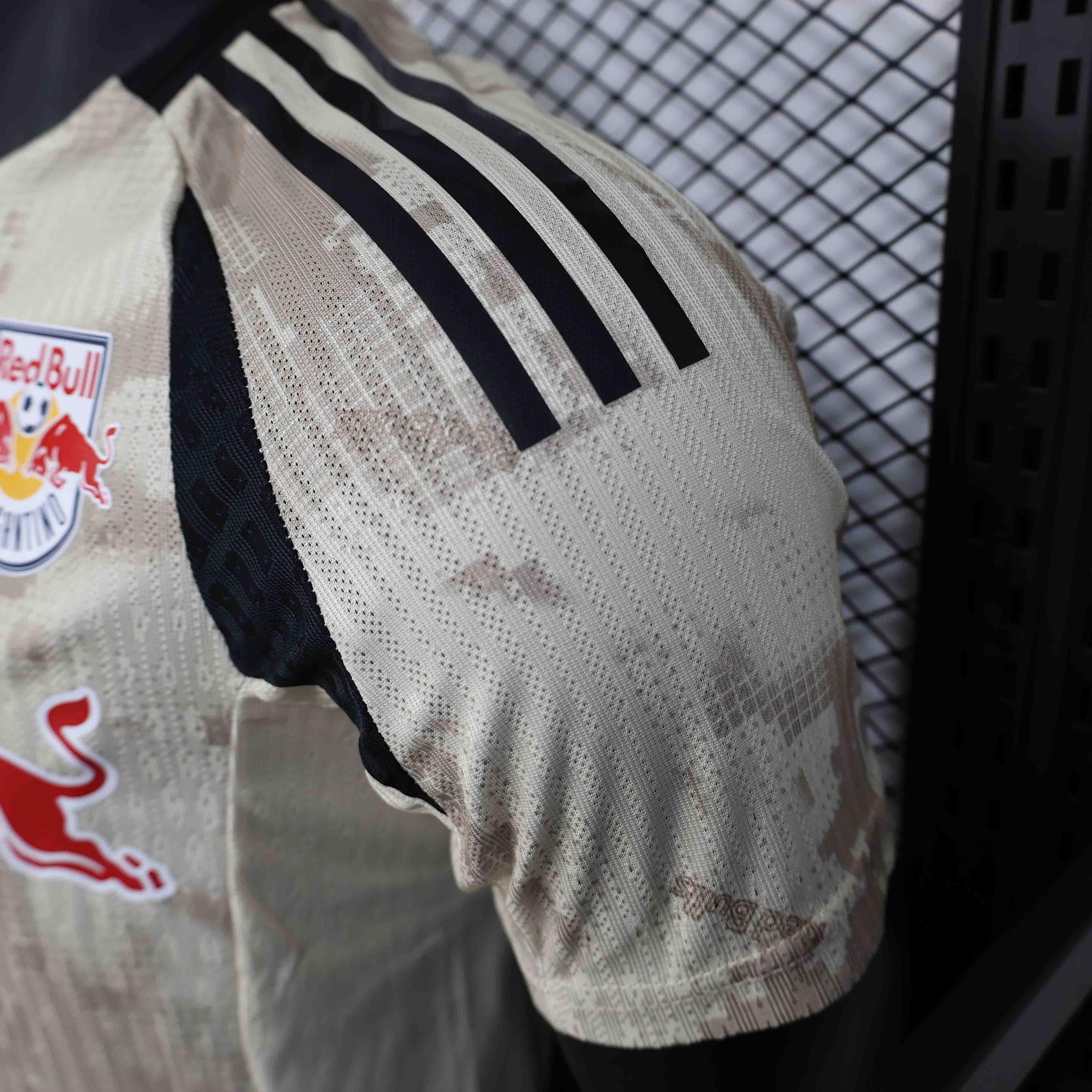 Maillot extérieur du club Leipzig 2025-26, marque Le 12 -ème Maillot, vue de face avec logo et détails du design.
